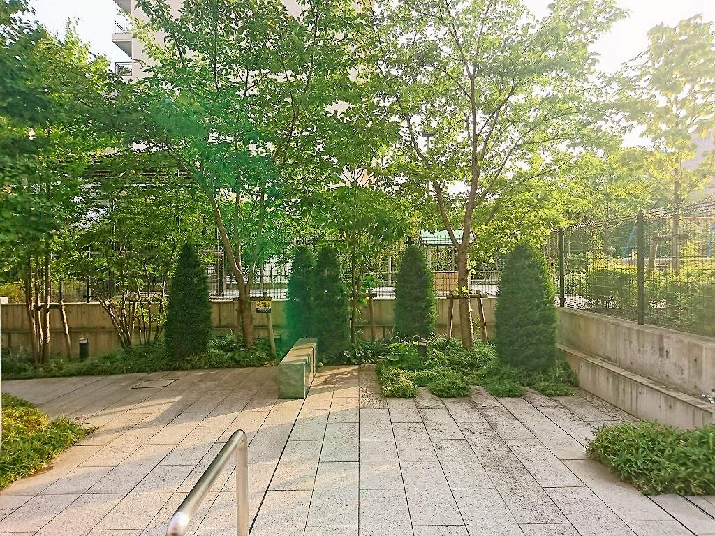 ブリリアウェリス月島の敷地内公園