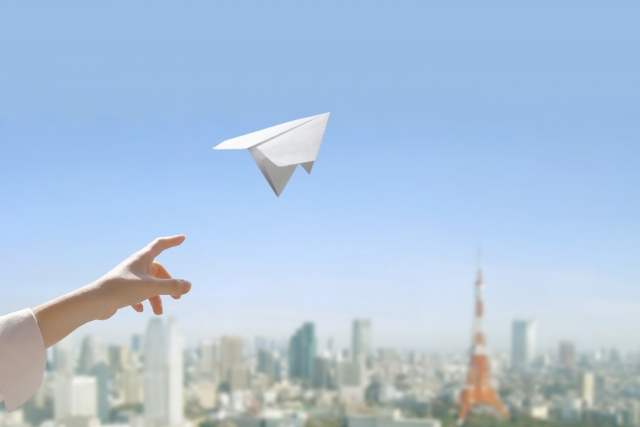 東京タワーと紙飛行機