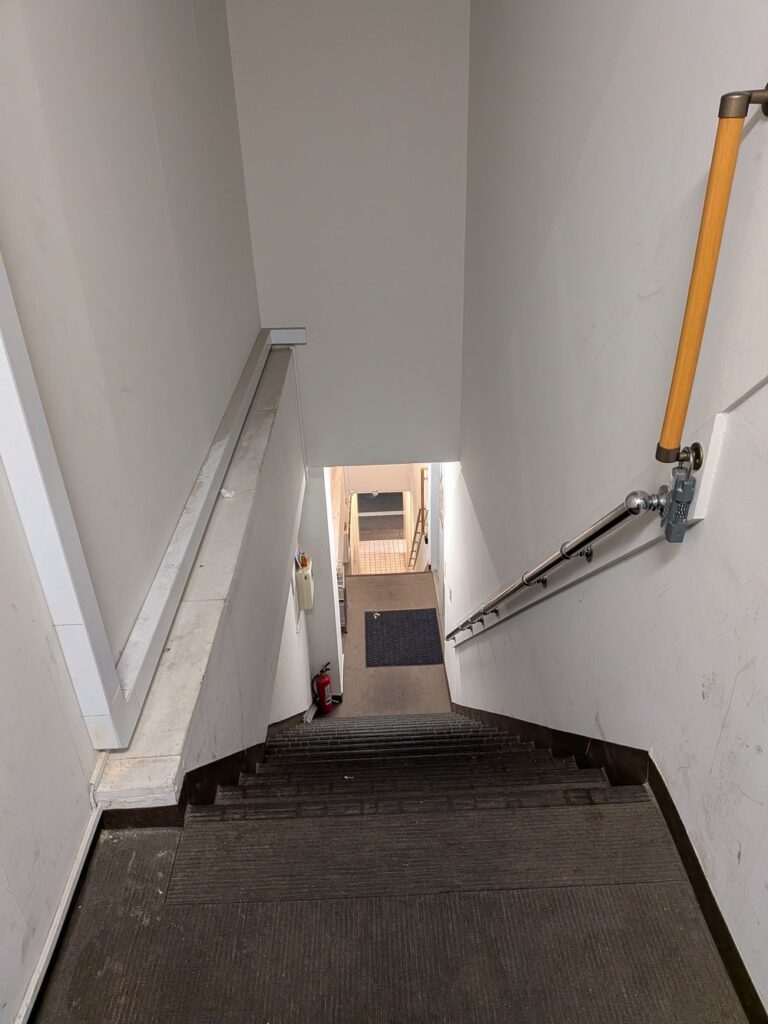 雑居ビルの階段